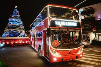 A região de Canela e Gramado está tomada pela magia do Natal. Luzes enfeitam as cidades e a decoração natalina está presente em cada detalhe, nas casas, nos prédios, nas lojas, nas ruas e nas árvores. Para quem pretende curtir a temporada natalina, não faltam opções de atrativos.<!-- NICAID(15933667) -->