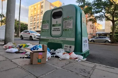Lixo acumulado em pontos dos bairros Centro e Menino Deus, em Porto Alegre. Mesmo com conteineres para reciclaveis, resíduos seguem sendo misturados.<!-- NICAID(16002726) -->