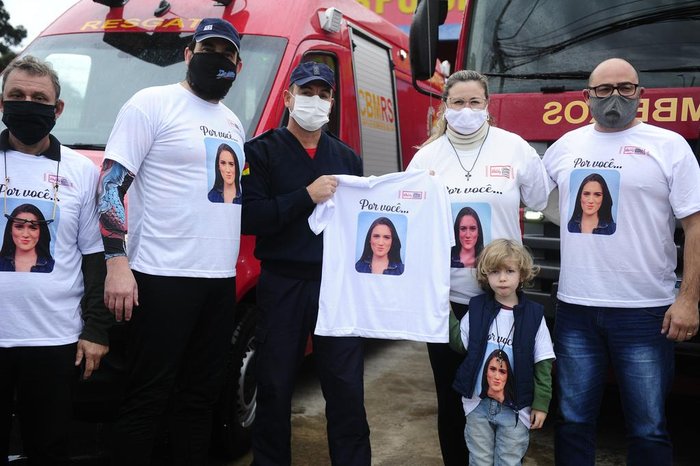 Na camiseta, além da foto, a frase