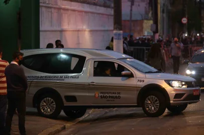 Bruno Covas é enterrado no Cemitério do Paquetá, em SantosSP - BRUNO COVAS/MORTE/SANTOS - POLÍTICA - O corpo do prefeito licenciado de São Paulo, Bruno Covas (PSDB), chega ao   Cemitério do Paquetá, em Santos, cidade do litoral sul do Estado, onde foi   sepultado na noite deste domingo, 16. O corpo foi enterrado ao lado do avô, Mário   Covas. Aos 41 anos, Covas morreu por complicações de um câncer nesta manhã, no   Hospital Sírio-Libanês, em São Paulo. O tucano deixa o filho Tomás, de 15 anos.    16/05/2021 - Foto: GUILHERME DIONíZIO/ESTADÃO CONTEÚDOEditoria: POLÍTICALocal: SANTOSIndexador: GUILHERME DIONíZIOFotógrafo: ESTADÃO CONTEÚDO<!-- NICAID(14784812) -->