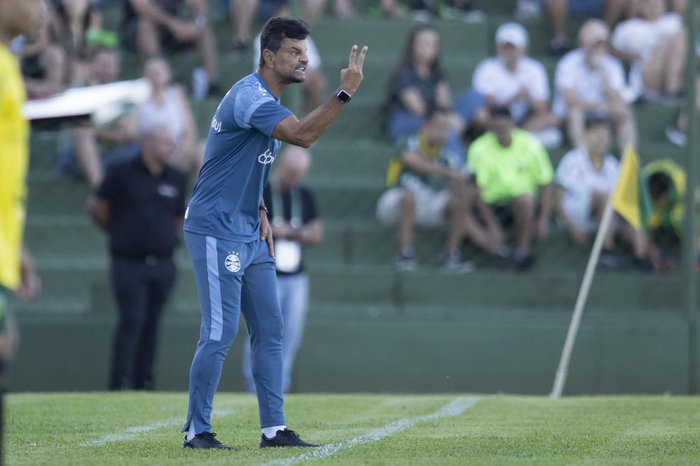 Auxiliar do Grêmio cita gramado e vê empate com o Ypiranga como lição para semi