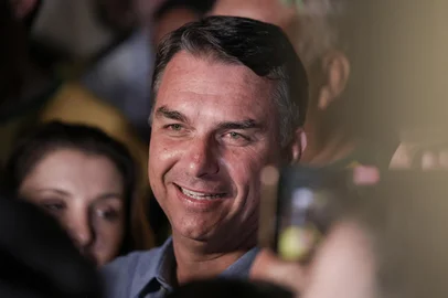 Flávio Bolsonaro (PL) fala com jornalistas após liderar primeiro turno das eleições.<!-- NICAID(16380745) -->