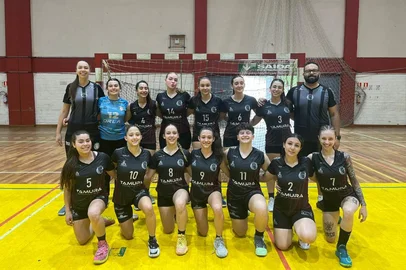 As meninas da Apahand/UCS, da categoria juvenil (17 e 18 anos), viajam nessa sexta-feira (23), para Campo Bom e São Leopoldo. Elas irão disputar a primeira fase do Campeonato Estadual de Handebol.<!-- NICAID(16043263) -->