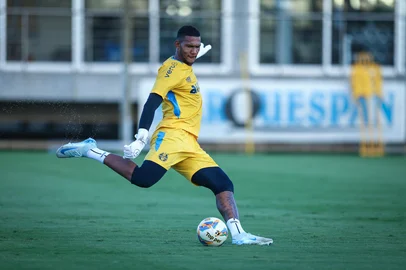 Adriel durante treino do Grêmio<!-- NICAID(15986202) -->