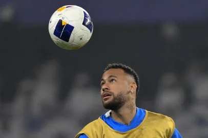 Hilal's Brazilian forward #10 Neymar warms up ahead of the AFC Champions League group B football match between UAE's Al-Ain and Saudi's Al-Hilal at the Hazza bin Zayed Stadium in al-Ain on October 21, 2024. (Photo by Adel AL-NAIMI / AFP)Editoria: SPOLocal: Al-AinIndexador: ADEL AL-NAIMISecao: soccerFonte: AFPFotógrafo: STR<!-- NICAID(15895495) -->