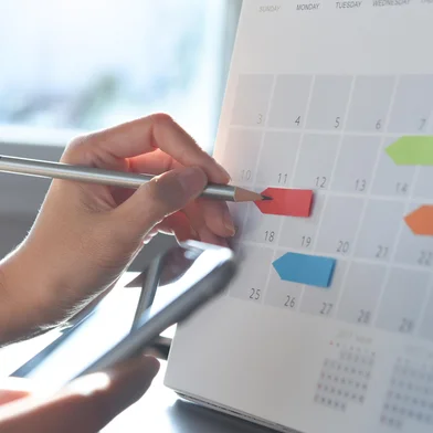Pessoa marcando datas importantes no calendário<!-- NICAID(15451180) -->