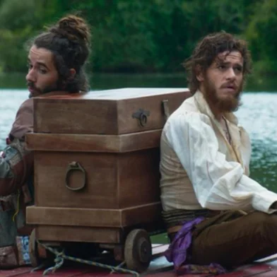Cena de InfiniMundo (2024), longa gaúcho dirigido por Bruno Martins e Diego Müller e filmado em Santa Cruz do Sul e Sinimbu.<!-- NICAID(16360834) -->