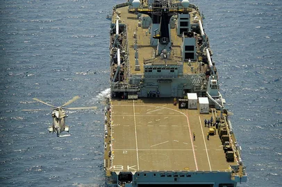 navio HMS Bulwark<!-- NICAID(16122386) -->