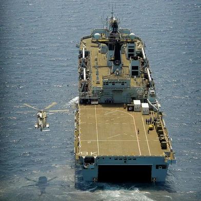 navio HMS Bulwark<!-- NICAID(16122386) -->