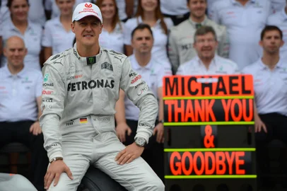German Formula One driver Michael Schumacher poses with the Mercedes team on November 25 , 2012 in the pits of the Interlagos racetrack in Sao Paulo, Brazil. Michael Schumacher will retire from the F-1 after the Brazilian GP.     AFP PHOTO/YASUYOSHI CHIBA (Photo by YASUYOSHI CHIBA / AFP)Editoria: SPOLocal: Sao PauloIndexador: YASUYOSHI CHIBASecao: motor racingFonte: AFP<!-- NICAID(14277512) -->
