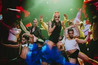 Pabllo Vittar e Porto Alegre têm uma história que já virou meme. Tudo começou com um cartaz de divulgação de um show da cantora na Capital, que acabou ganhando outro significado nas redes sociais e se transformou em uma brincadeira que dura até hoje. Neste sábado, ela volta à cidade para mais um encontro com os fãs, desta vez com o Halloween da Pabllo. Com o tema Circo dos Horrores, a festa será na Fly 51, a partir das 23h.Indexador: RAFAELSTRABELLI<!-- NICAID(16388768) -->