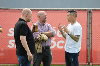 D'Alessandro conversa com o presidente Alessandro Barcellos e com o vice de futebol José Olavo Bisol em treino do Inter<!-- NICAID(15872149) -->