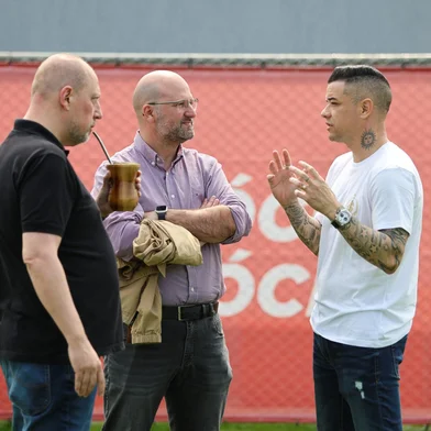 D'Alessandro conversa com o presidente Alessandro Barcellos e com o vice de futebol José Olavo Bisol em treino do Inter<!-- NICAID(15872149) -->