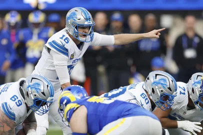 INGLEWOOD, CALIFORNIA - DECEMBER 14: Jared Goff #16 of the Detroit Lions directs a play during the second quarter against the Los Angeles Rams at SoFi Stadium on December 14, 2025 in Inglewood, California.   Harry How/Getty Images/AFP (Photo by Harry How / GETTY IMAGES NORTH AMERICA / Getty Images via AFP)<!-- NICAID(16188244) -->