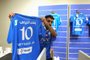 An employee of the Saudi Al-Hilal football club official shop displays a freshly-printed T-shirt bearing the name and number of Brazilian forward Neymar Jr. in Riyadh on August 15, 2023. Brazil forward Neymar has signed for Saudi Arabia's Al-Hilal from Paris Saint-Germain, the clubs announced today, joining Cristiano Ronaldo and Karim Benzema as the latest big name lured to the oil-rich Gulf state. (Photo by Fayez Nureldine / AFP)Editoria: SPOLocal: RiyadhIndexador: FAYEZ NURELDINESecao: soccerFonte: AFPFotógrafo: STF<!-- NICAID(15510878) -->