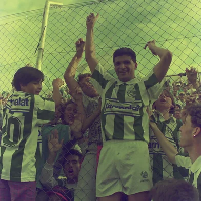 Atacante Mário comemora com torcedores acesso do Juventude à Série A em 1994. <!-- NICAID(15920006) -->