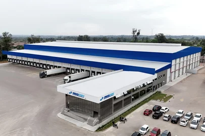 A Friozem – empresa especializada em armazenagem, distribuição e transporte de produtos alimentícios sob temperatura controlada – inicia oficialmente, no próximo dia 12, sua operação em Sapucaia do Sul (RS), em um investimento conjunto de R$ 100 milhões com o Ecoparque Lourenço & Souza.<!-- NICAID(16160241) -->