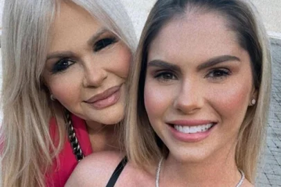 Monique e Bárbara Evans <!-- NICAID(15434805) -->