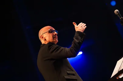 Maestro Edu Martins regendo a Simjazz Orquestra<!-- NICAID(16270692) -->