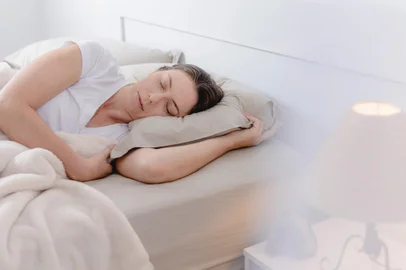 Beautiful woman lying in bed sleeping with lamp on*A PEDIDO DE LETICIA PALUDO* beautiful woman lying in bed sleeping with lamp on - Foto: Julio Rico/stock.adobe.comIndexador: Julio RiccoFonte: 294442301Fotógrafo: photographer<!-- NICAID(15170447) -->