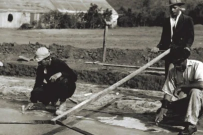 Obra da faixa de cimento, inaugurada em 1934, em Gravataí<!-- NICAID(15922800) -->