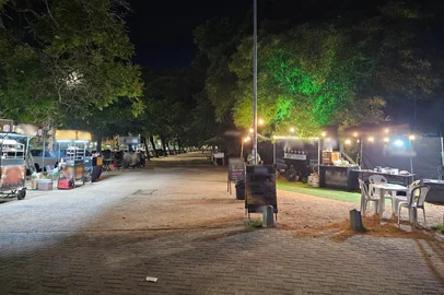 PORTO ALEGRE, RS, BRASIL - 18/12/2025 - A presença de mesas e cadeiras no entorno do Auditório Araújo Vianna, no bairro Bom Fim, em Porto Alegre, virou motivo de impasse entre moradores, comerciantes e o poder público (Foto: Airton Lemos/Agencia RBS)<!-- NICAID(16190958) -->