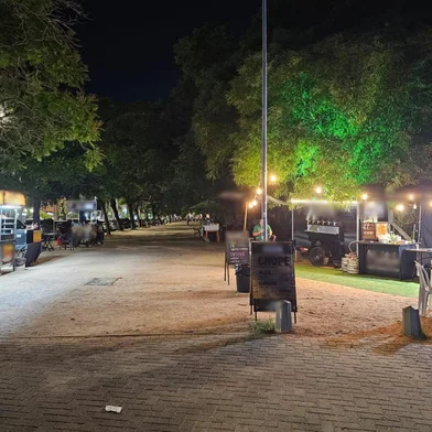 PORTO ALEGRE, RS, BRASIL - 18/12/2025 - A presença de mesas e cadeiras no entorno do Auditório Araújo Vianna, no bairro Bom Fim, em Porto Alegre, virou motivo de impasse entre moradores, comerciantes e o poder público (Foto: Airton Lemos/Agencia RBS)<!-- NICAID(16190958) -->