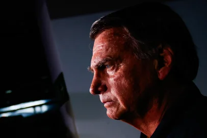 Bolsonaro coloca tornozeleira eletrônica por ordem do Supremo Tribunal FederalDF - BOSLONARO/PF/BUSCAS/MEDIDAS RESTRITIVAS - POLÍTICA - O ex-presidente da República, Jair Bolsonaro, deixa a sede do Partido Liberal (PL), em Brasília, para ir para casa   devido às medidas restritivas impostas pelo Supremo Tribunal Federal (STF), nesta sexta-feira 18 de julho de 2025.   Bolsonaro colocou tornozeleira eletrônica, além de precisar se submeter a recolhimento domiciliar das 19h às 7h, em   dias úteis, e durante todo o final de semana. O ex-presidente também foi proibido de acessar redes sociais e não   poderá se comunicar com diplomatas ou embaixadores estrangeiros.   18/07/2025 - Foto: WILTON JUNIOR/ESTADÃO CONTEÚDOEditoria: POLÍTICALocal: BRASÍLIAIndexador: WILTON JUNIORFonte: ESTADAO CONTEUDOFotógrafo: ESTADÃO CONTEÚDO<!-- NICAID(16094354) -->