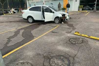 Um homem foi encontrado morto dentro de um carro na avenida Ipiranga na manhã desta terça-feira (29). O veículo apresentava danos na parte frontal. <!-- NICAID(16026297) -->