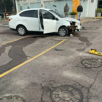 Um homem foi encontrado morto dentro de um carro na avenida Ipiranga na manhã desta terça-feira (29). O veículo apresentava danos na parte frontal. <!-- NICAID(16026297) -->