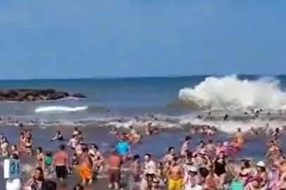 Um homem de 29 anos morreu e ao menos outras 35 pessoas ficaram feridas após uma intensa sequência de ondas grandes na Argentina. O caso aconteceu na segunda-feira (12), nas praias de Mar del Plata, Santa Clara del Mar e Mar Chiquita, na província de Buenos Aires.<!-- NICAID(16203094) -->