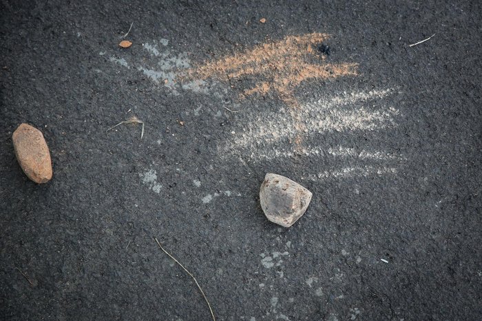 Desenhista utiliza outras pedras para dar cores diferentes ao desenho. Material é coletado em obras e nas ruas