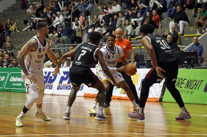 CAXIAS DO SUL, RS, BRASIL, 23/04/2025. Caxias do Sul Basquete x Flamengo, primeiro jogo válido pelos play offs (oitavas de final) do Novo Basquete Brasil - NBB 2024/2025 - realizado no ginásio do Sesi. (Porthus Junior/Agência RBS)Indexador: Porthus JUNIOR<!-- NICAID(16023088) -->