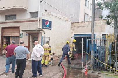 Oficina mecânica pega fogo e dois carros ficam destruídos, no bairro Santana, em Porto Alegre<!-- NICAID(15777210) -->