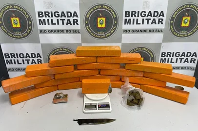 Mais de 15 quilos de maconha são apreendidos em Caxias do Sul.<!-- NICAID(16079954) -->