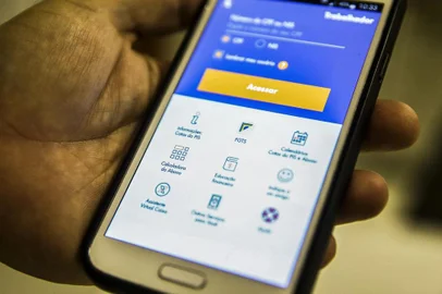 Aplicativo do FGTS sendo executado em um smartphone.<!-- NICAID(15156384) -->