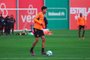 O zagueiro Luan, do time sub-20 do Inter, participa de treino com o grupo principal no CT Parque Gigante.<!-- NICAID(15534052) -->