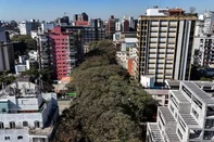 PORTO ALEGRE, RS, BRASIL, 12-08-2025: A rua de Porto Alegre conhecida como "a rua mais bonita do mundo".  Em 2006, a rua Gonçalo de Carvalho foi decretada Patrimônio Histórico, Cultural, Ecológico e Ambiental pelo município - foi a primeira rua a receber esse título em Porto Alegre. A Gonçalo é o primeiro túnel verde oficial do município. Fotos: Duda Fortes/Agencia RBS<!-- NICAID(16100000) -->