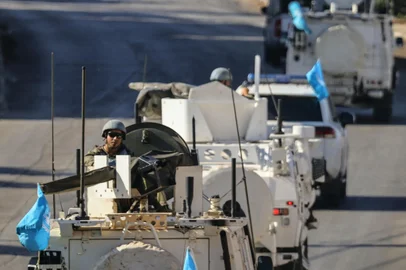 Vehicles from the United Nations Interim Force in Lebanon (UNIFIL) patrol in Marjayoun in southern Lebanon on October 12, 2024. UNIFIL, which says it has come under repeated fire in the Israeli-Hezbollah war in recent days, has patrolled the troubled border for decades. (Photo by AFP)Editoria: WARLocal: MarjayounIndexador: -Secao: warFonte: AFPFotógrafo: STR<!-- NICAID(15890460) -->