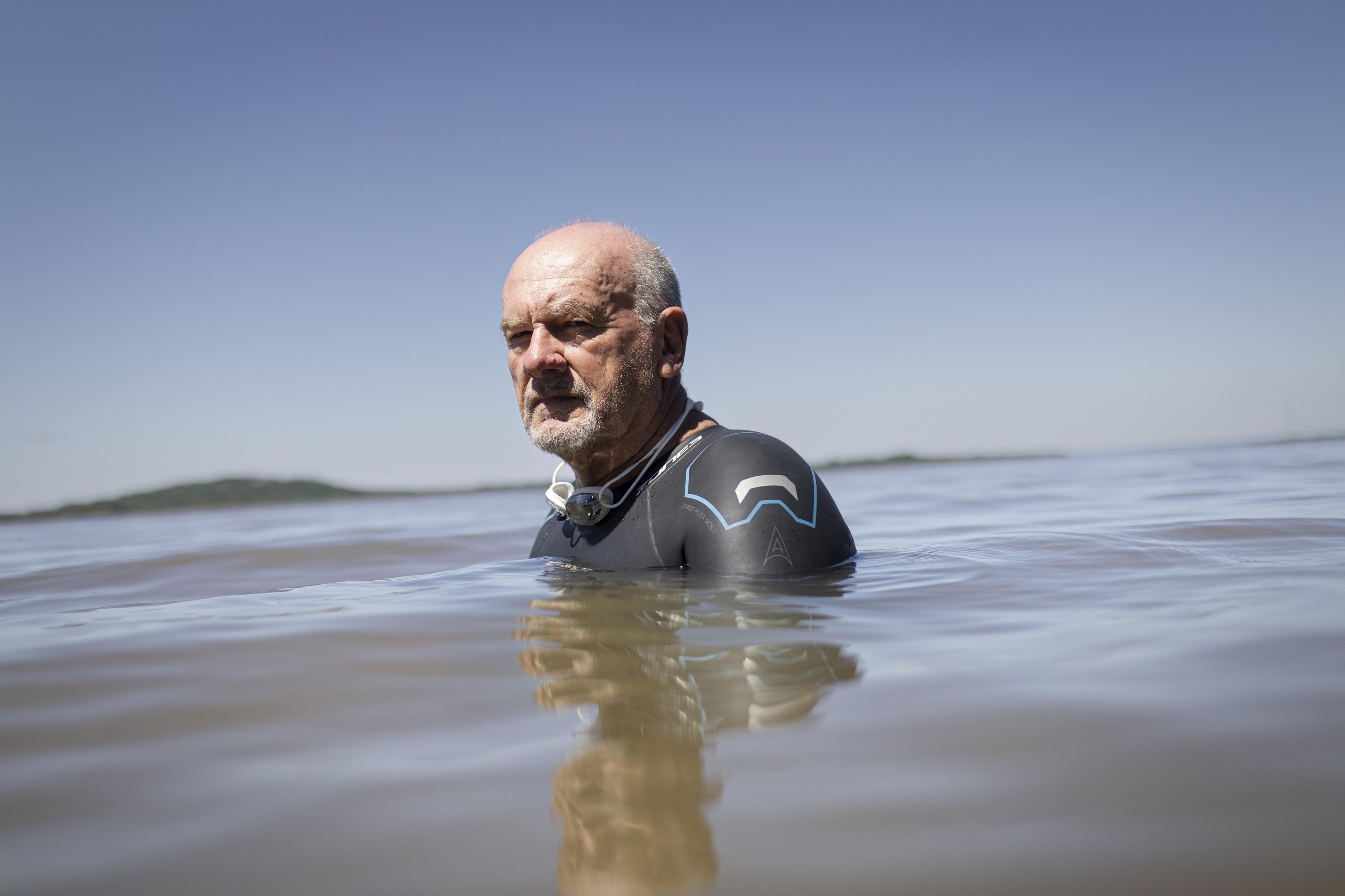Aos 70 anos e com seis pontes de safena, nadador faz do esporte receita de longevidade: "Nascendo novamente"
