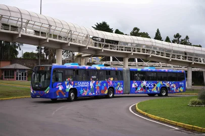 A Viação Santa Tereza (Visate), em parceria com a Universidade de Caxias do Sul (UCS), informa que entrará em operação nesta terça-feira (10), o segundo ônibus da frota da concessionária com envelopamento total. O ônibus rodará na linha L02 – Salgado Filho. <!-- NICAID(15932578) -->