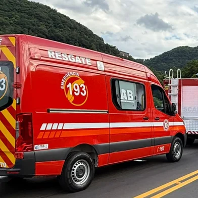 Na tarde desta quarta-feira (04), o Serviço Civil Auxiliar de Bombeiros (SCAB) foi acionado via telefone de emergência 193 para atendimento de ocorrência de atropelamento por trator, no interior de Ipê.Devido à gravidade da ocorrência, a ambulância do município de Ipê também deslocou ao local. Na chegada da guarnição, a vítima já havia sido removida pela ambulância municipal e encaminhada ao Hospital São José em estado grave.A guarnição realizou contato com populares, orientando quanto aos cuidados no local e sobre a operação segura deste tipo de veículo<!-- NICAID(16218899) -->