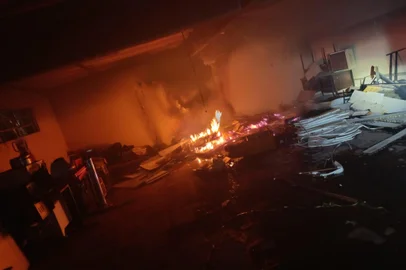 Incêndio atinge ginásio de esportes em Porto Xavier<!-- NICAID(15893219) -->