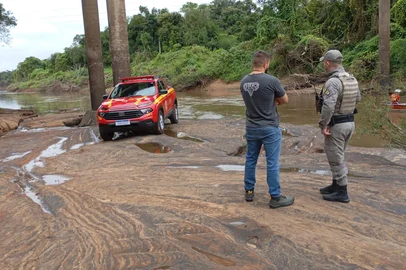 Pescador encontra corpo com marcas de tiros e mãos amarradas no Rio dos Sinos Um pescador encontrou um cadáver no distrito de Santa Cristina do Pinhal, no interior de Parobé, na manhã desta quinta-feira (30). Segundo o delegado da cidade, Franscisco Leitão, trata-se de um homem de 32 anos. Ele já foi identificado pela família no IML, mas o nome dele não foi divulgado.<!-- NICAID(15965495) -->