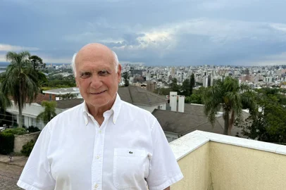 *A PEDIDO DE CARLOS ROLLSING* Senador Lasier Martins (Podemos) em sua casa, em Porto Alegre, nos últimos dias de mandato, diz que se despede do Congresso com sentimento de frustração por não ter conseguido furar movimentos fisiologistas para aprovar seus projetos de lei de redução de custos e moralização. - Foto: Luiz Rodrigues/Divulgação<!-- NICAID(15329942) -->