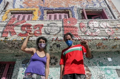 PORTO ALEGRE, RS, BRASIL - 01/02/2022A Associação Ksa Rosa é um centro de educação popular e resistência cultural que trabalha com catadores e moradores de rua de Porto Alegre. Nas fotos, a mulher de roxo é a Maristoni Moura<!-- NICAID(15004194) -->