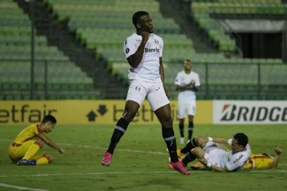 Brazil's Gremio Elias Manoel celebrates after scoring against Venezuela's Aragua during the Copa Sudamericana football tournament group stage match at the UCV Olympic Stadium in Caracas, on May 20, 2021. (Photo by MANAURE QUINTERO / various sources / AFP)Editoria: SPOLocal: CaracasIndexador: MANAURE QUINTEROSecao: soccerFonte: AFPFotógrafo: STR<!-- NICAID(14789127) -->