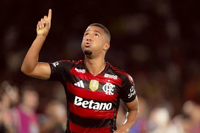 Samuel Lino, do Flamengo, celebra gol sobre o Ceará ma 37ª rodada do Brasileirão.<!-- NICAID(16179930) -->