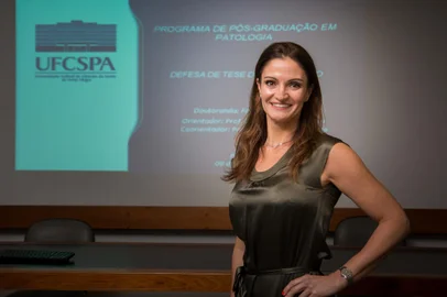 Médica Fabíola Adélia Perin<!-- NICAID(15398913) -->