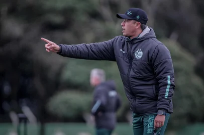 Treino do Juventude para confronto com o Corinthians pelo Brasileirão 2025. Na foto, o técnico Thiago Carpini.<!-- NICAID(16096814) -->